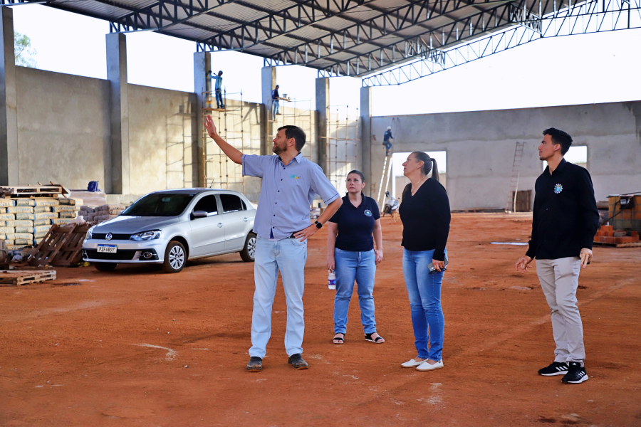 Secretária de Educação visita obras da nova Escola Carlos Gomes que conta com mais de 82% de execução