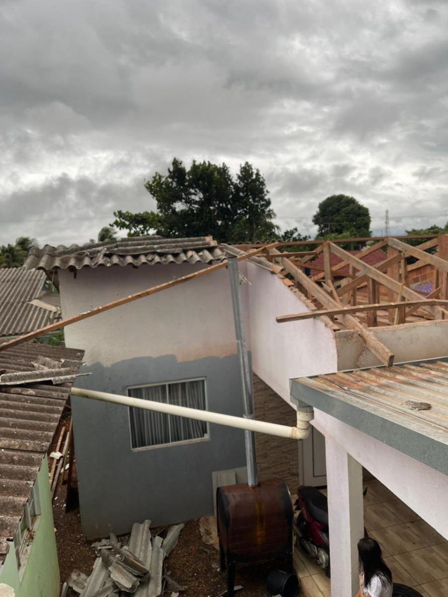 Temporal registrado na sexta-feira (9), em Itaipulândia, atingiu em torno de 40 residências e estabelecimentos