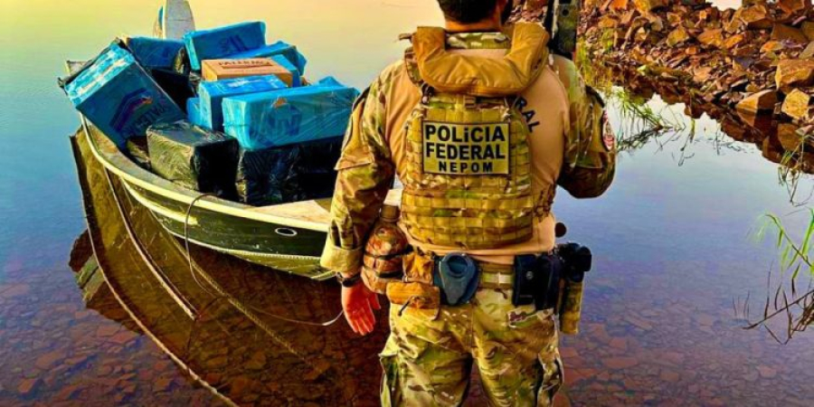 Polícia Federal apreende embarcação com 55 caixas de cigarros contrabandeados em Itaipulândia