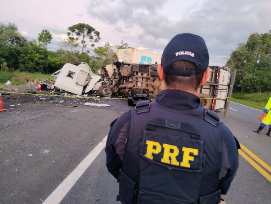 Colisão frontal entre caminhões na BR-277 deixa um morto e um ferido grave em Palmeira