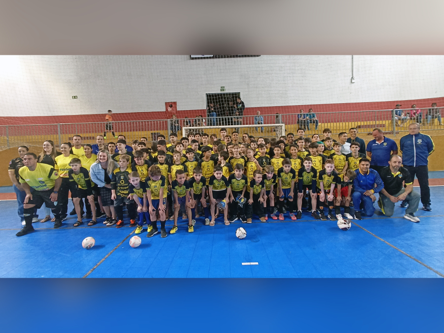 Alunos da categoria de base recebem kit uniforme do São Miguel Futsal
