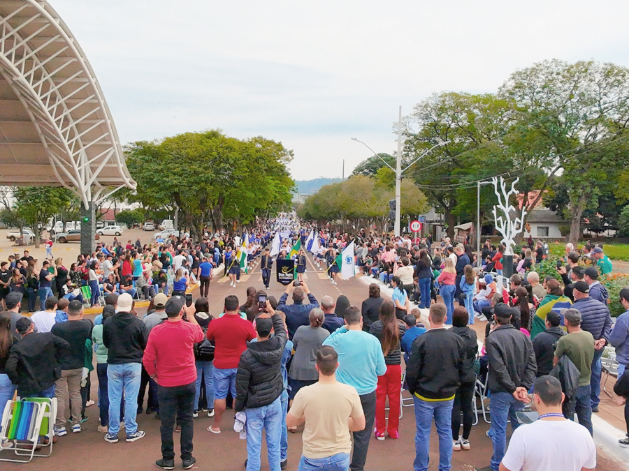 Grande público prestigia desfile cívico de 7 de Setembro que exaltou a Independência e a Paz